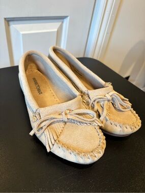Minnetonka Kilty Moccasin in off white